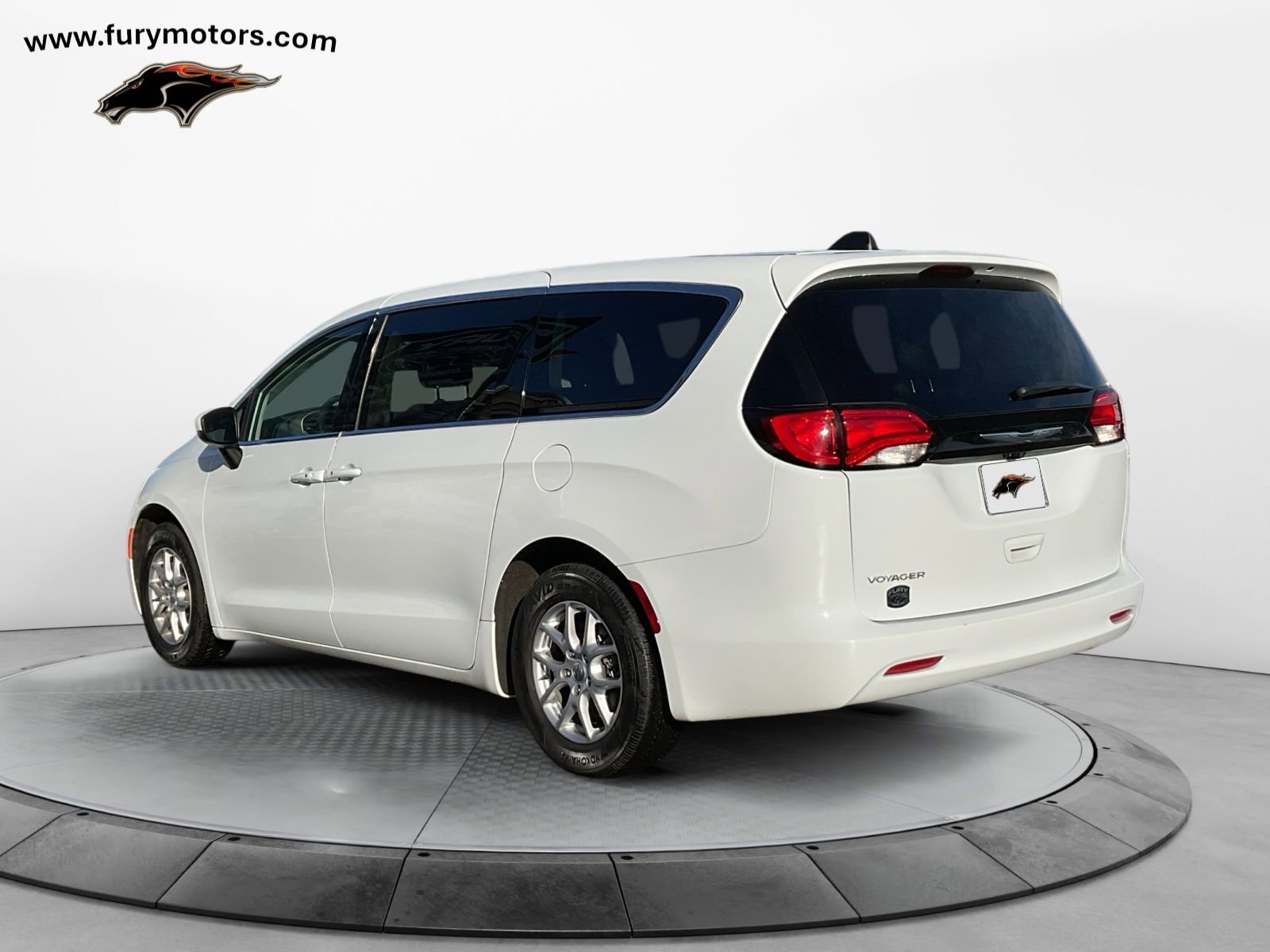 Used 2023 Chrysler Voyager LX image 5