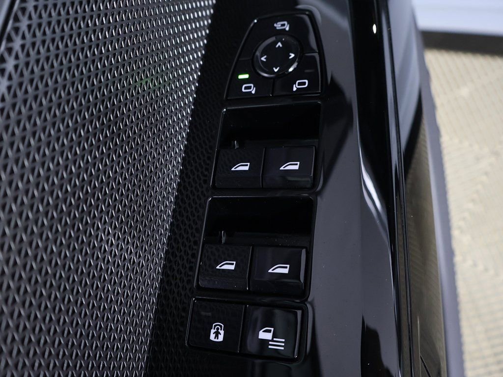 Used 2025 BMW i7 xDrive60 w/ Premium Package image 37