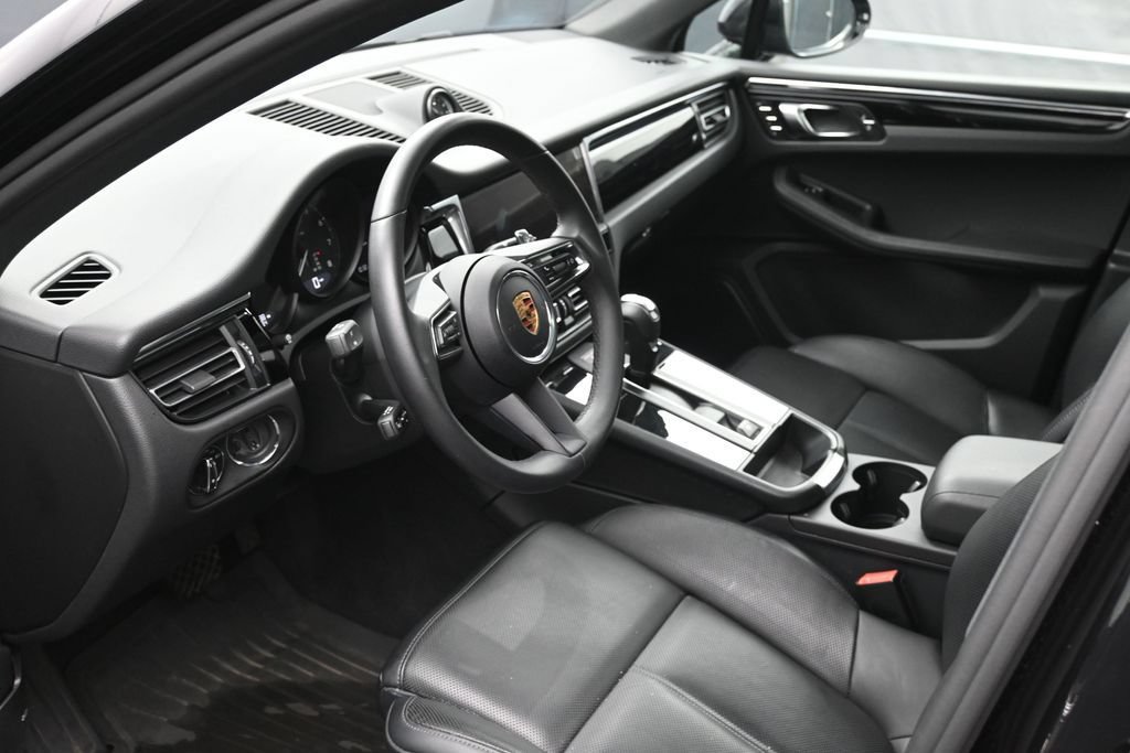 Certified 2025 Porsche Macan AWD/4WD image 7