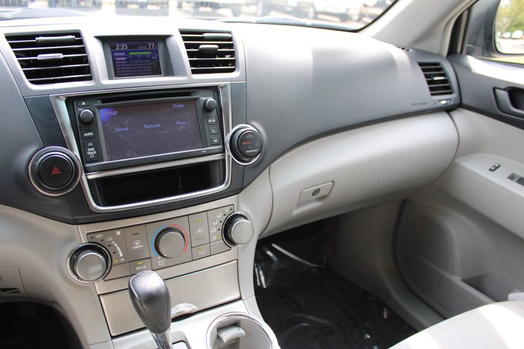 Used 2013 Toyota Highlander Plus w/ Cold Weather Pkg image 33