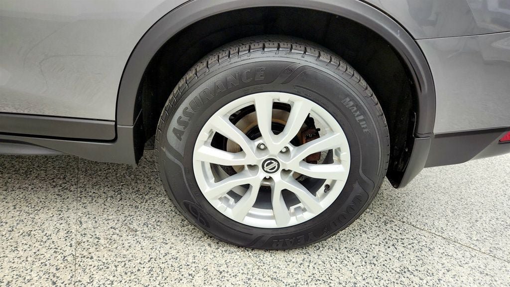 Used 2017 Nissan Rogue SV w/ SV Premium Package AWD/4WD image 9