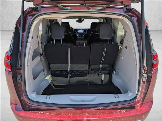 Used 2023 Chrysler Pacifica Limited FWD image 6