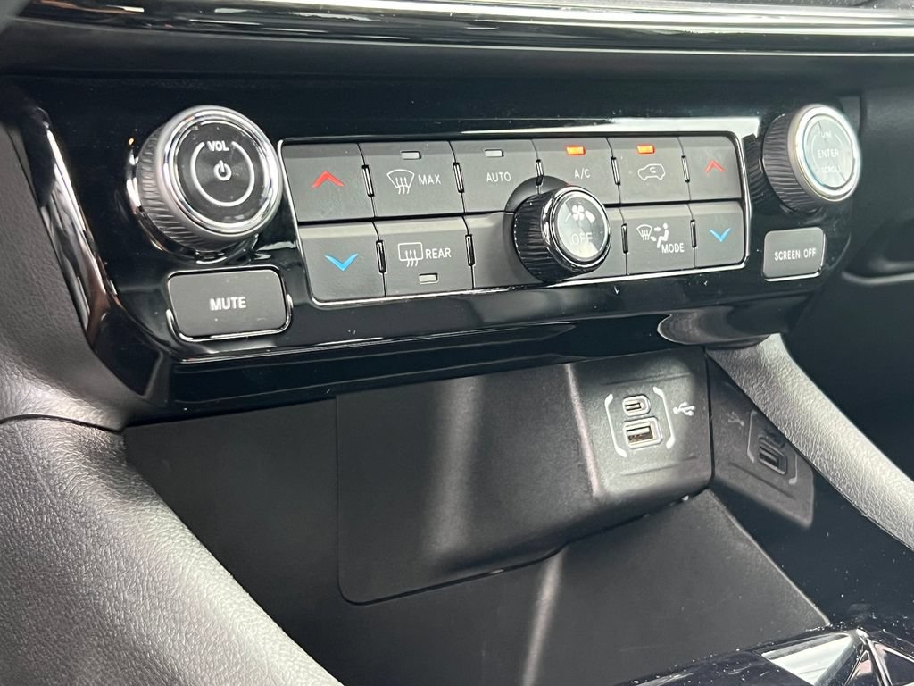 Used 2025 Jeep Compass Latitude w/ Convenience Group AWD/4WD image 28