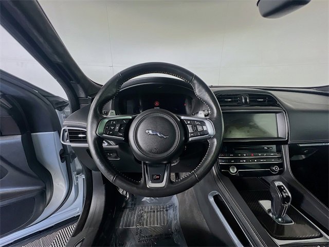 Used 2019 Jaguar F-PACE SVR image 13