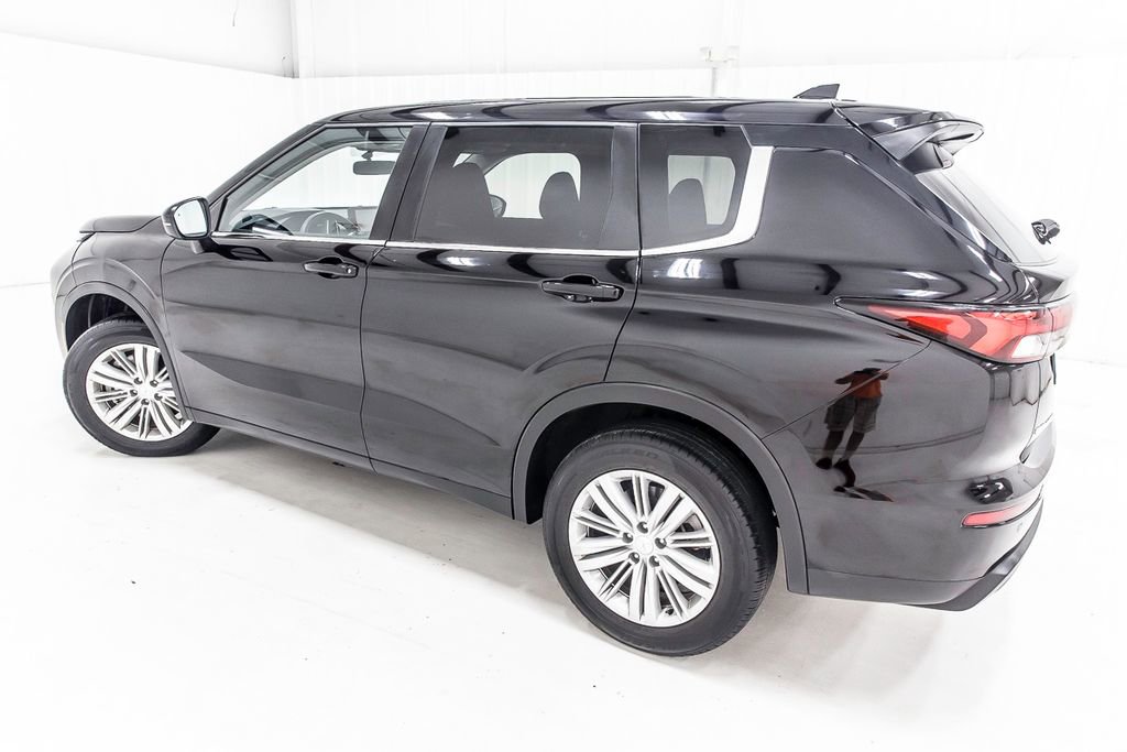 Used 2024 Mitsubishi Outlander ES image 4