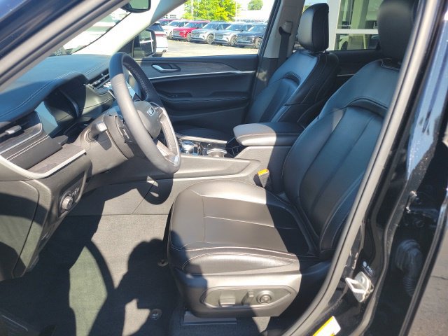 Used 2023 Jeep Grand Cherokee Limited AWD/4WD image 5