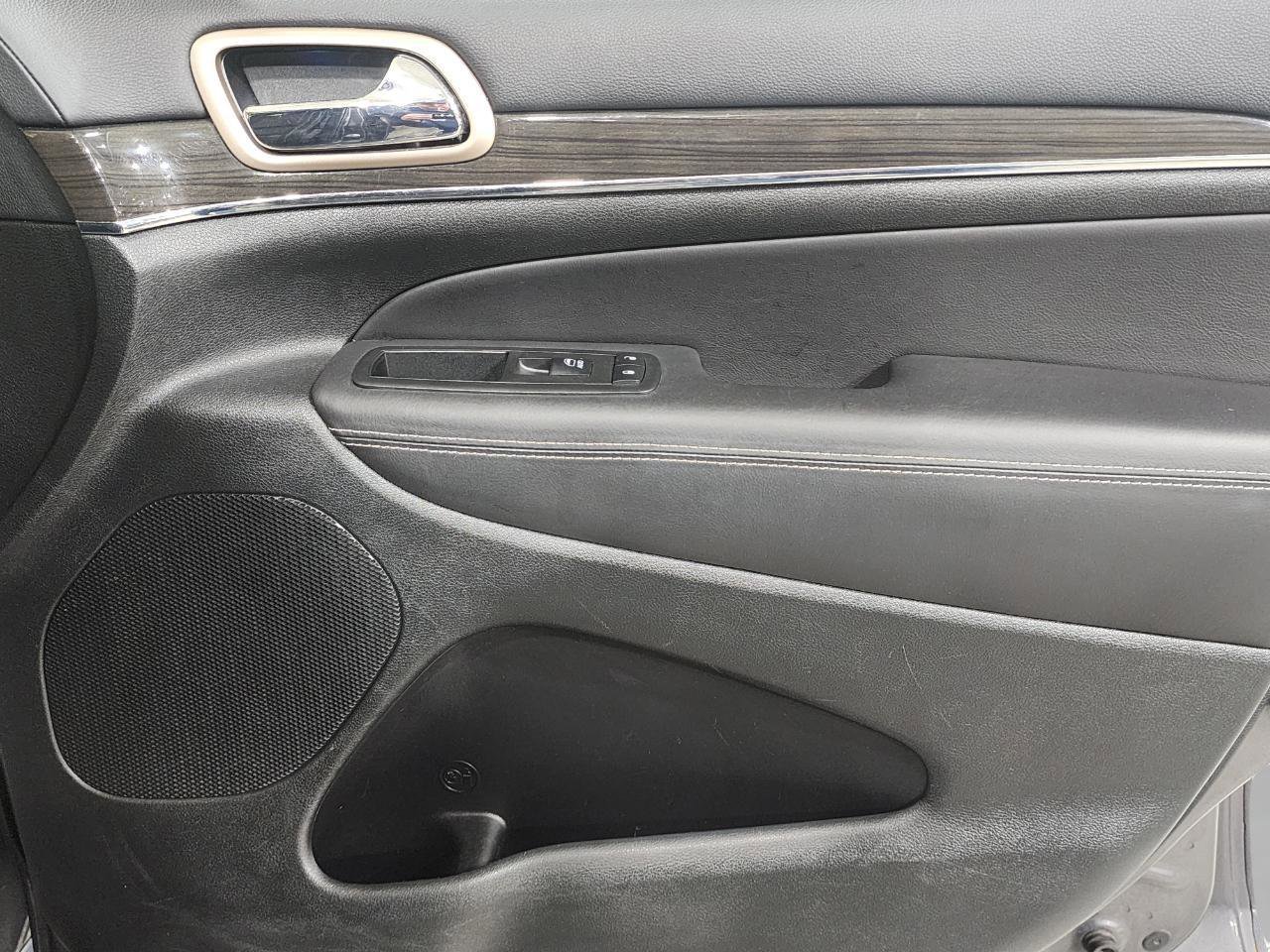 Used 2015 Jeep Grand Cherokee Overland w/ Advanced Technology Group image 25