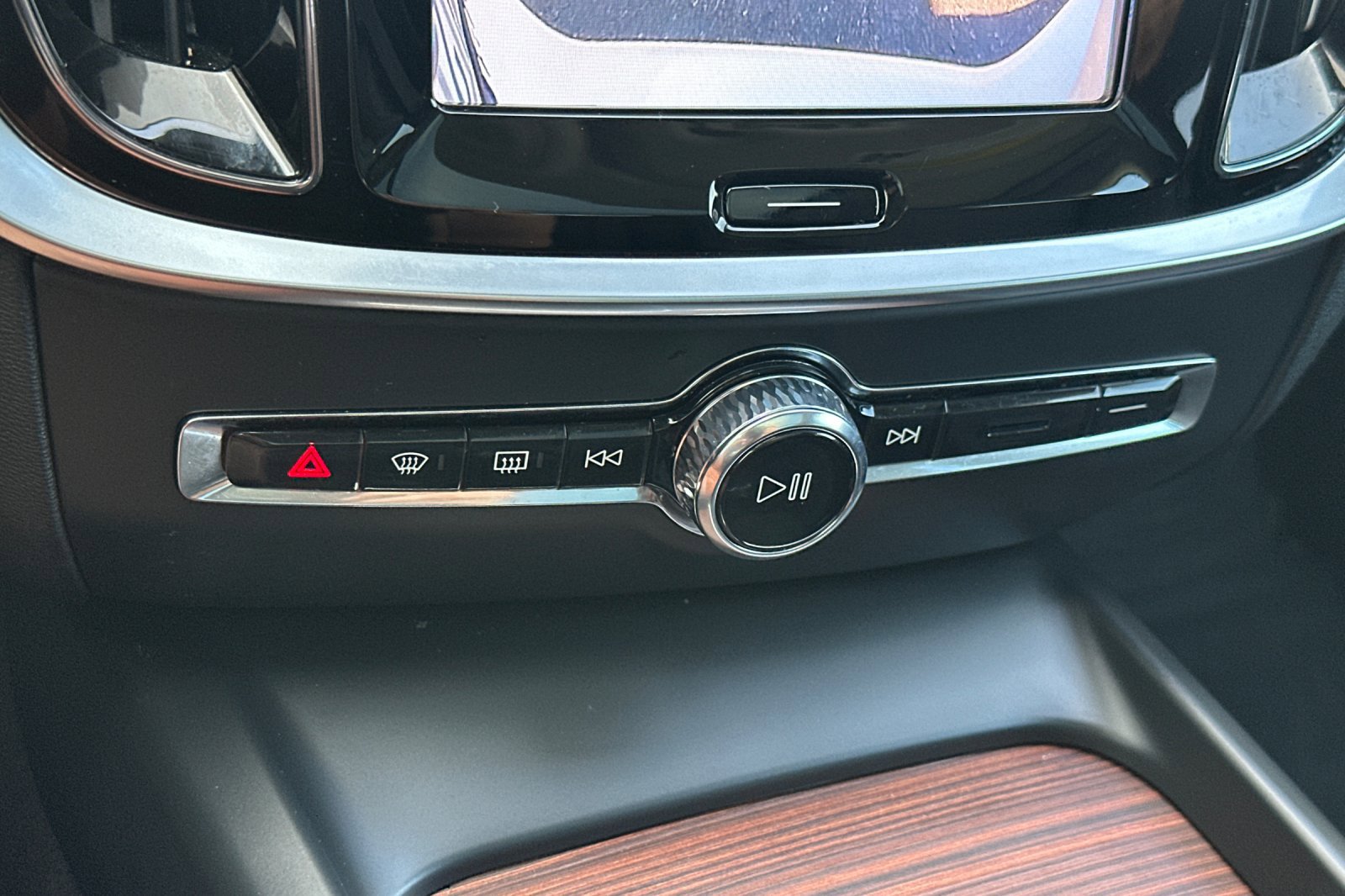 Certified 2025 Volvo V60 B5 Cross Country Plus image 23