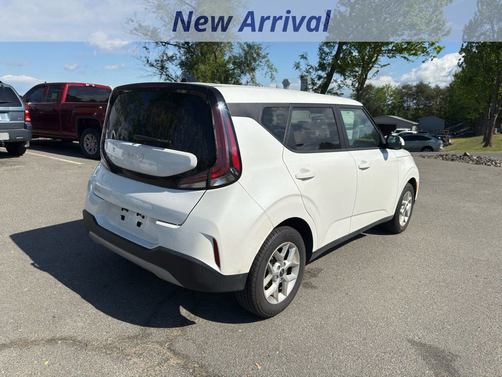 Used 2025 Kia Soul LX w/ LX Technology Package FWD image 3
