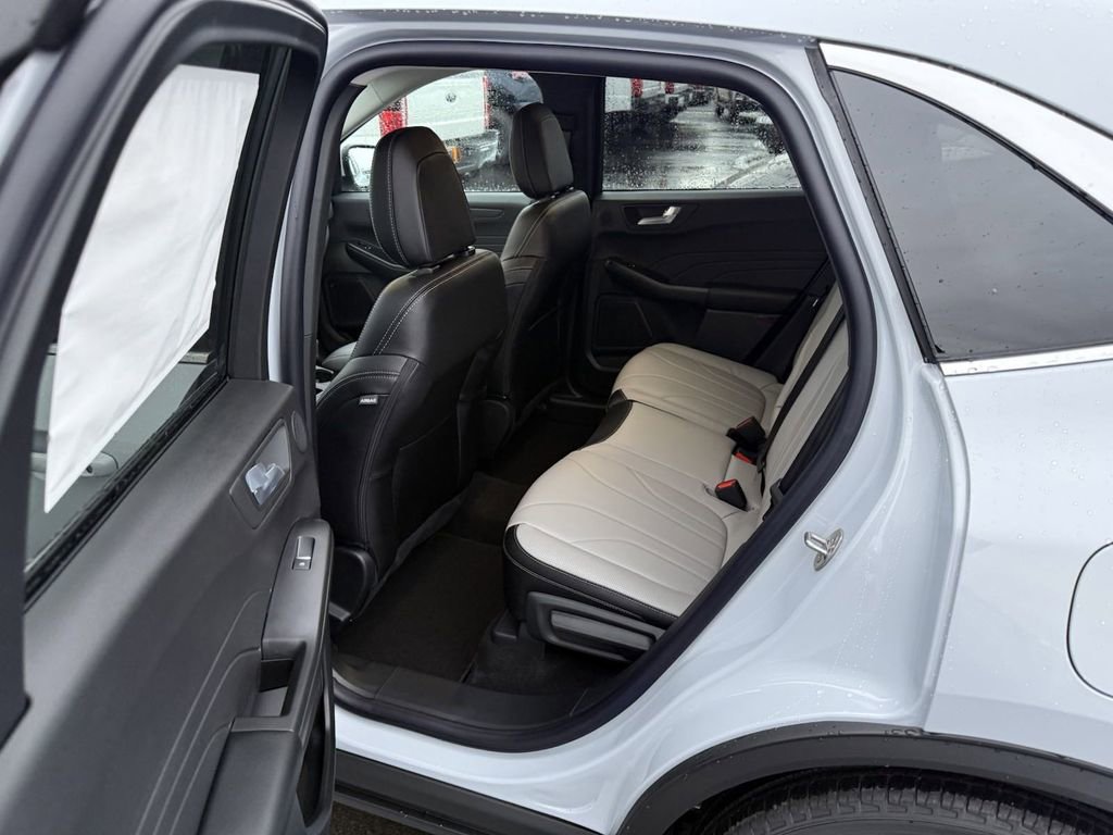 New 2025 Ford Escape SE w/ PHEV Premium Package FWD image 7