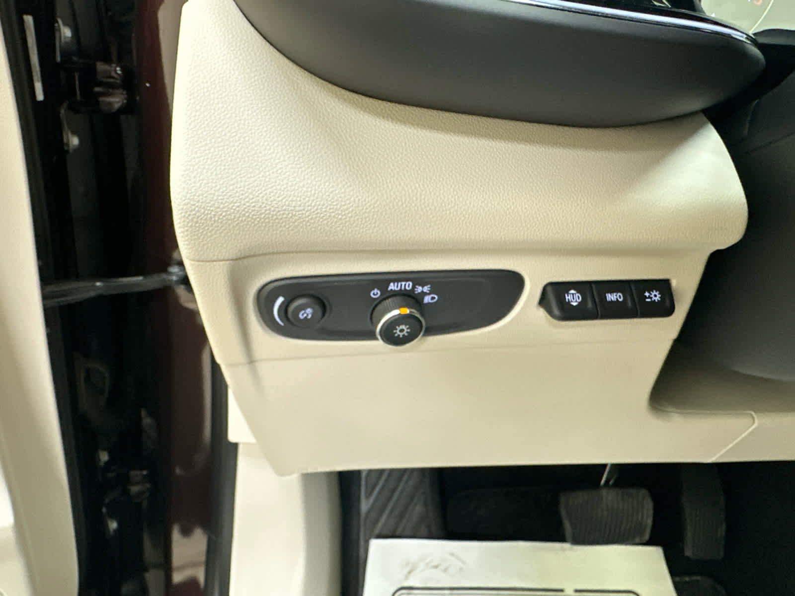 Used 2022 Buick Envision Avenir w/ Technology Package II image 24