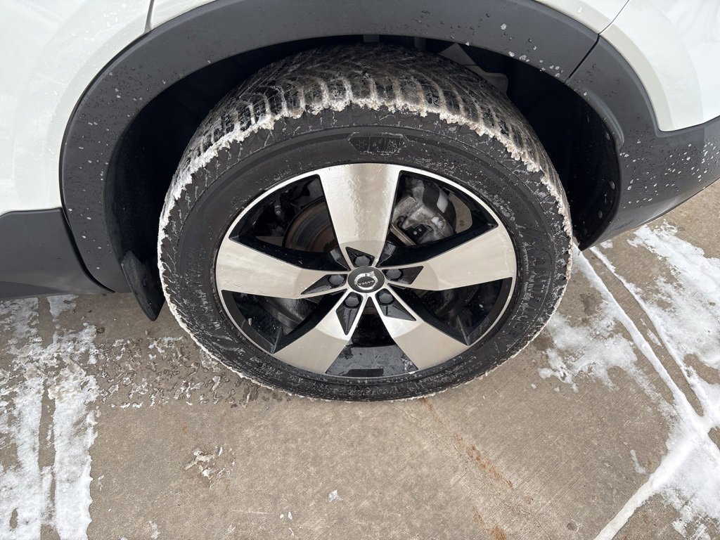 Used 2021 Volvo XC40 T5 Momentum w/ Premium Package image 14