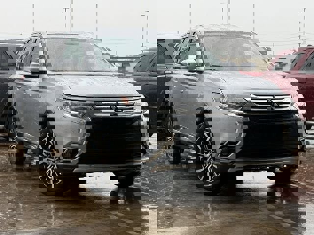 Used 2017 Mitsubishi Outlander SE image 2