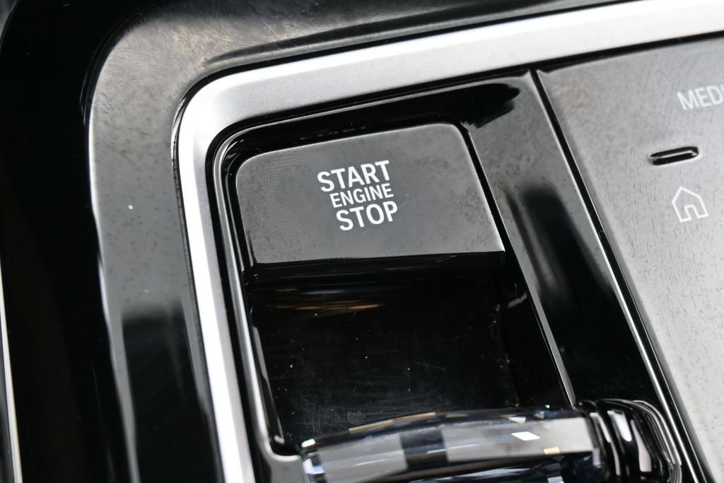Used 2025 BMW 740i xDrive AWD/4WD image 26