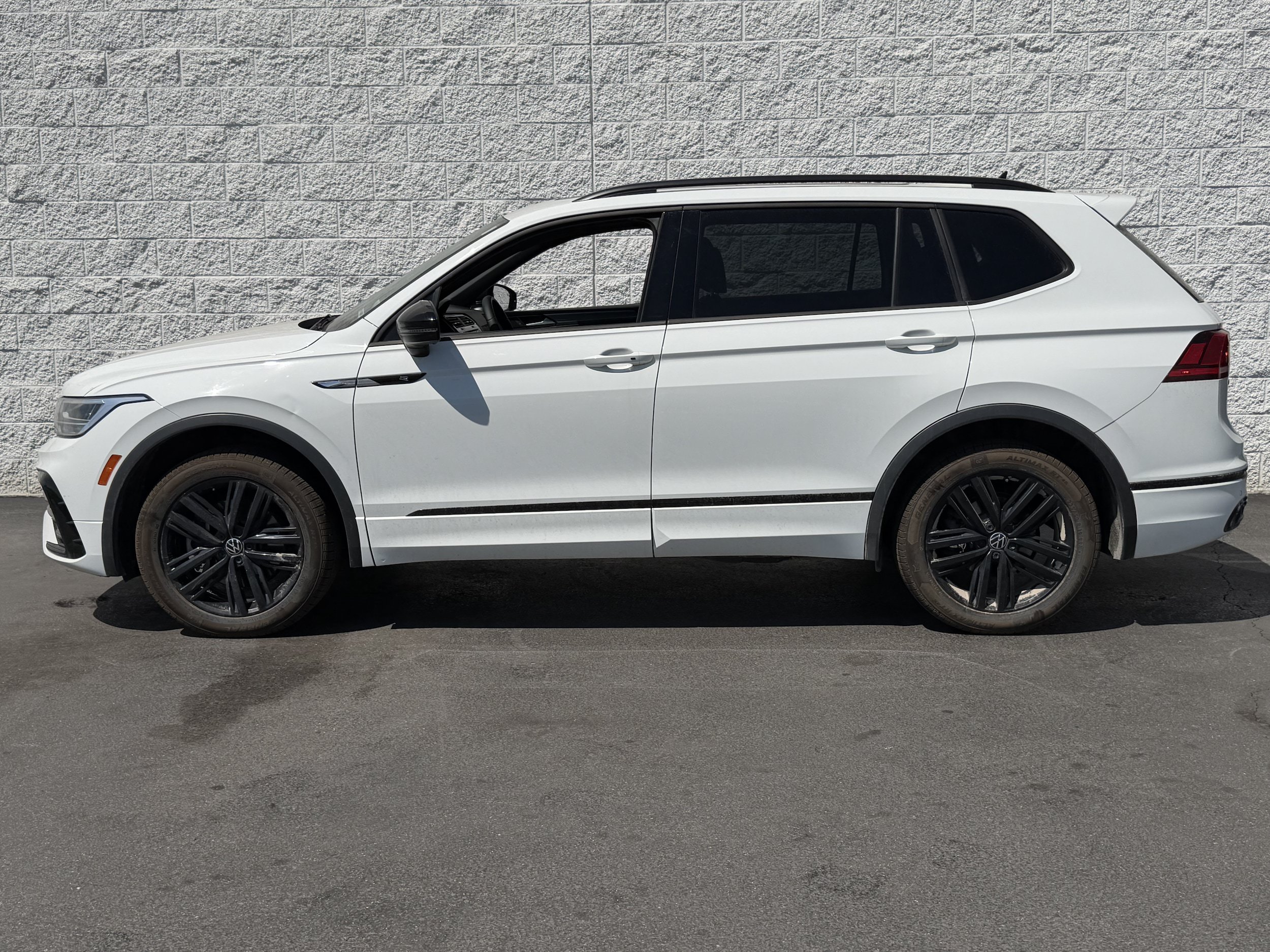 Used 2022 Volkswagen Tiguan SE R-Line AWD/4WD image 4