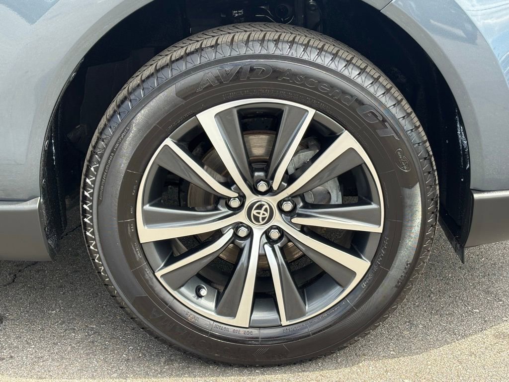 Used 2023 Toyota Venza LE image 28