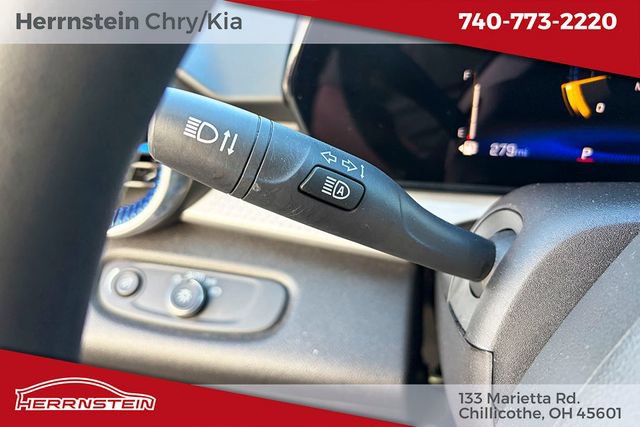 Used 2025 Chevrolet Trax LT FWD image 17