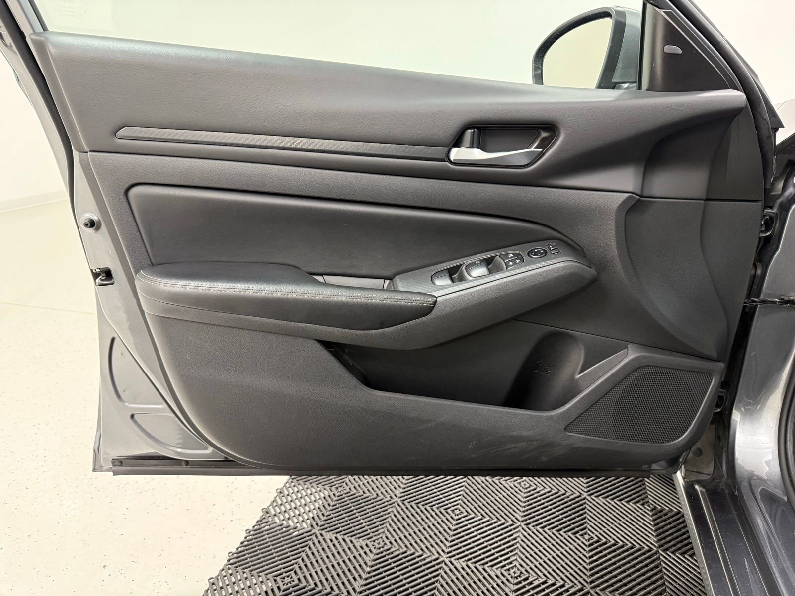 Used 2024 Nissan Altima 2.5 SV w/ SV Premium Package image 11