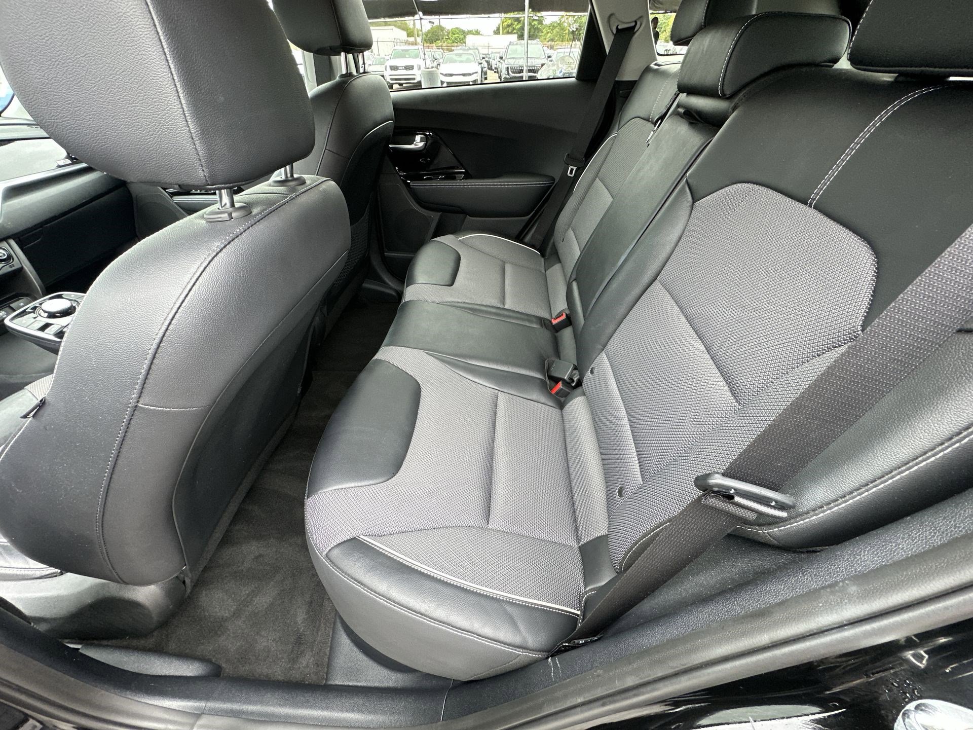 Used 2022 Kia Niro EX image 27