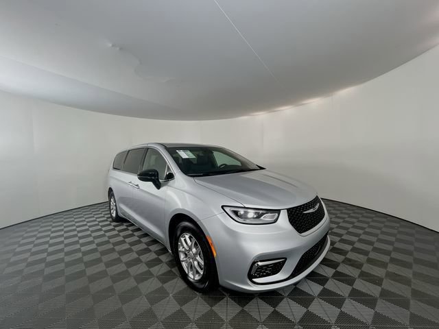 New 2026 Chrysler Pacifica Select image 2