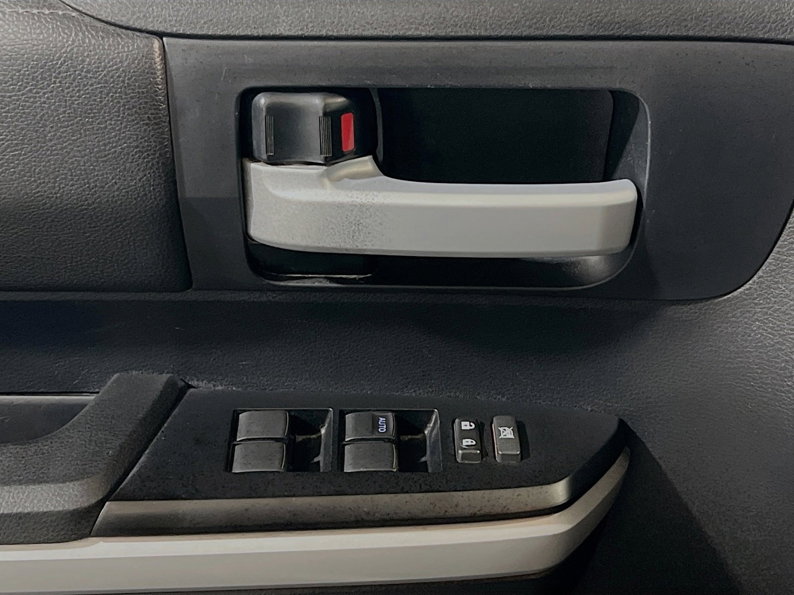 Used 2018 Toyota Tundra SR5 RWD image 12