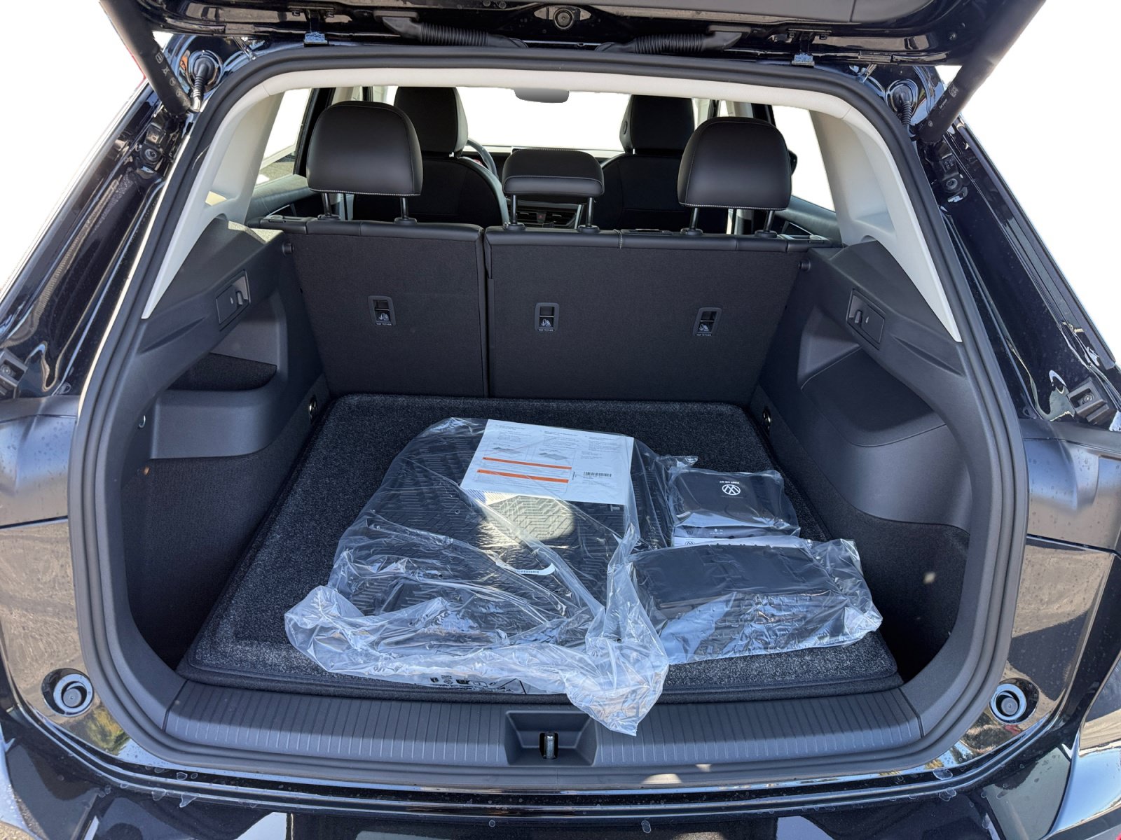 New 2026 Volkswagen Tiguan SE FWD image 17