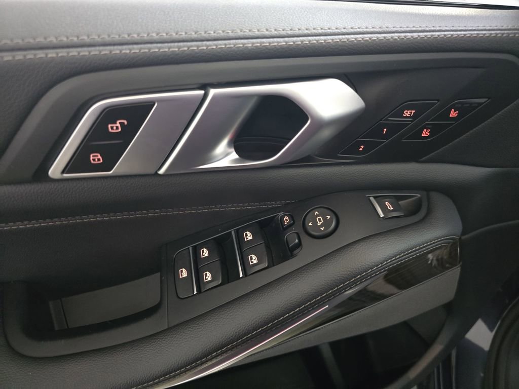 Used 2020 BMW X5 M50i AWD/4WD image 29