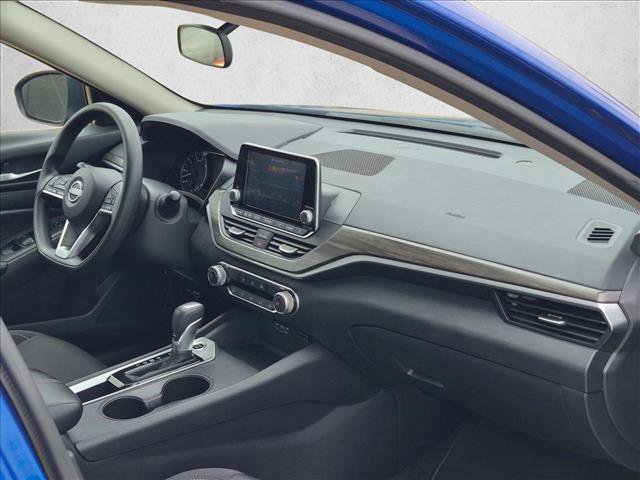 Used 2025 Nissan Altima 2.5 SV FWD image 19