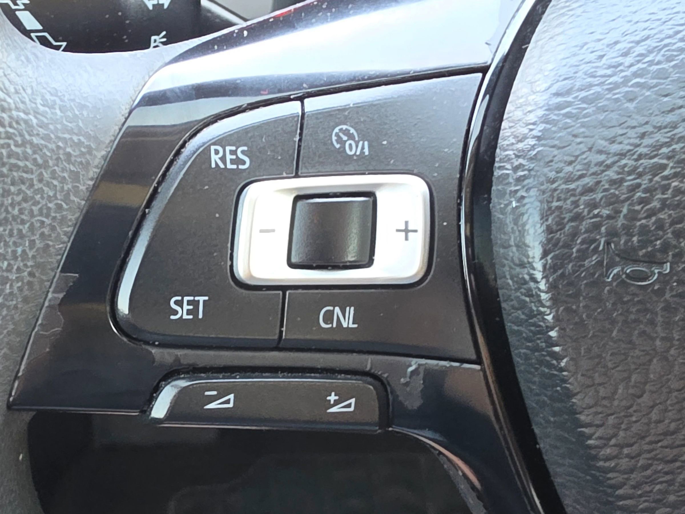 Used 2018 Volkswagen Atlas Launch Edition FWD image 18