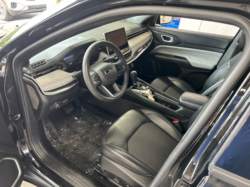 Used 2023 Jeep Compass Latitude w/ Convenience Group AWD/4WD image 3