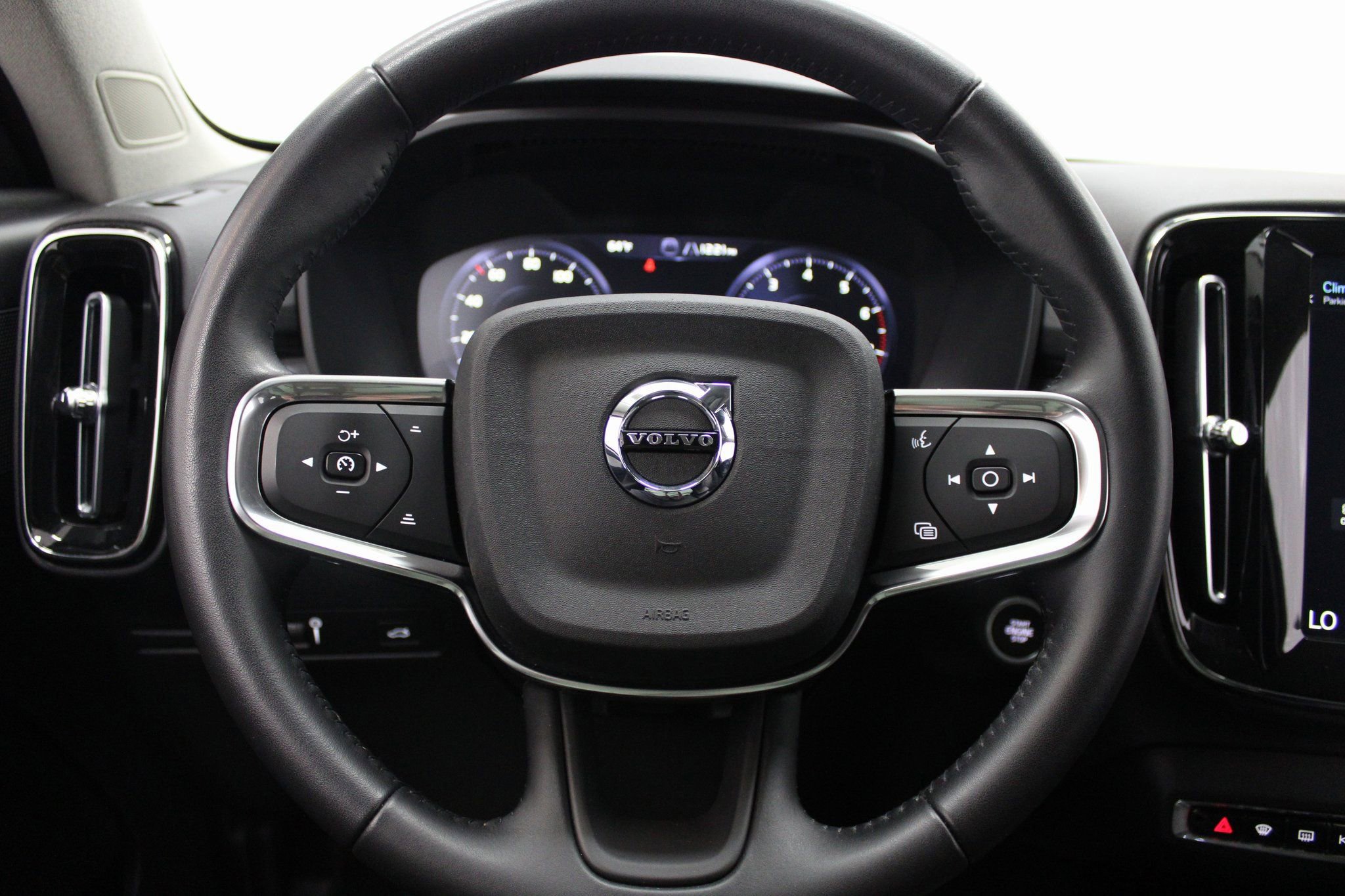 Used 2021 Volvo XC40 T5 Momentum image 36