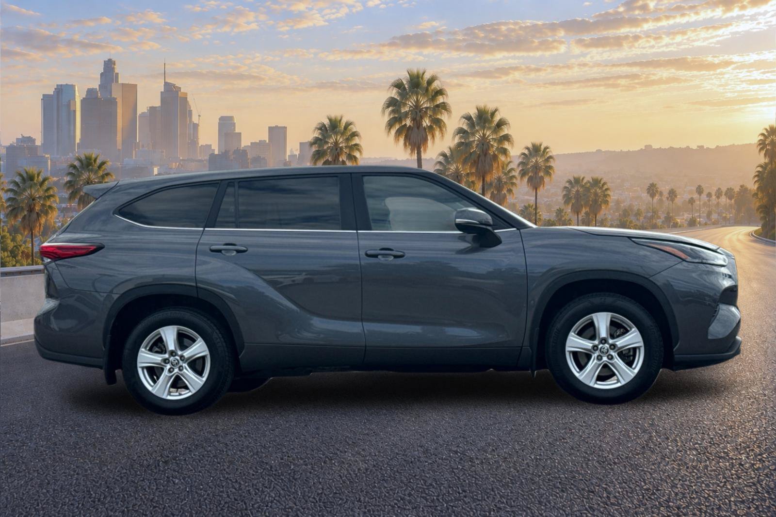 Used 2023 Toyota Highlander LE AWD/4WD image 3