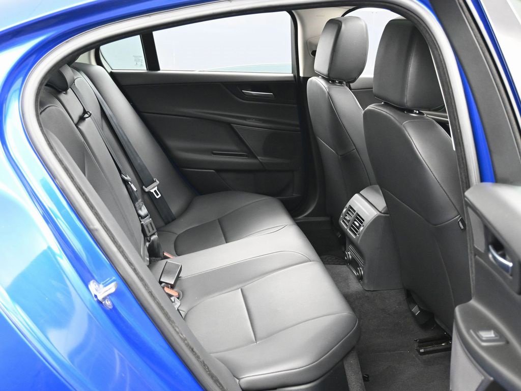 Used 2017 Jaguar XE Premium image 37