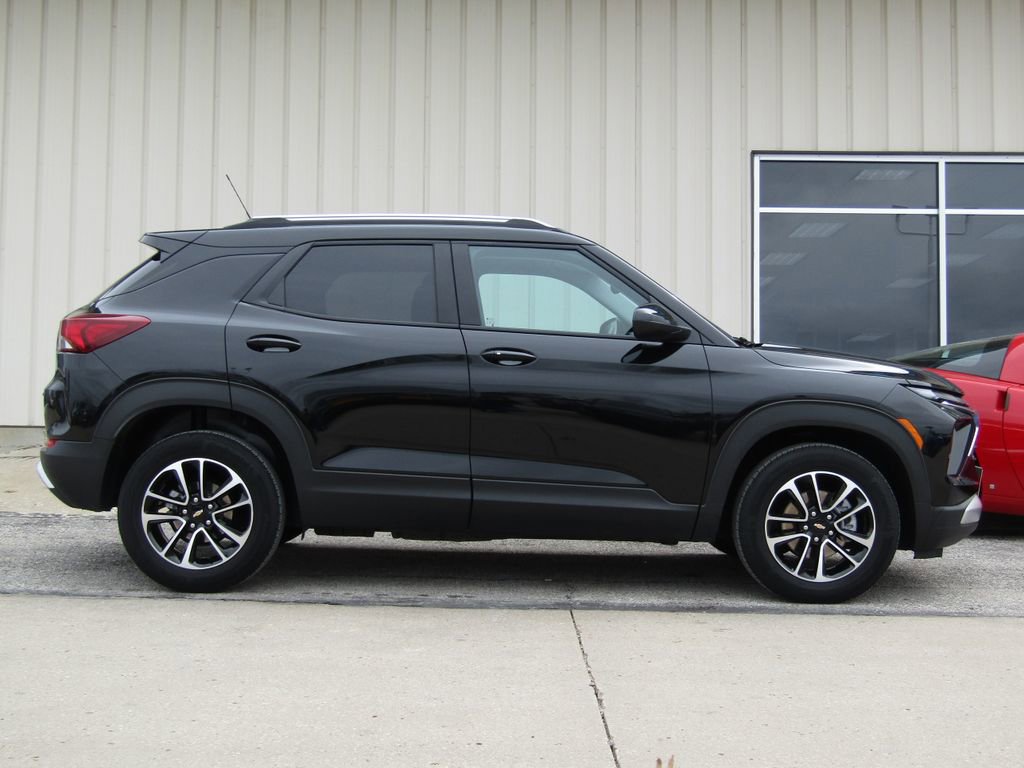 Used 2025 Chevrolet TrailBlazer LT image 2