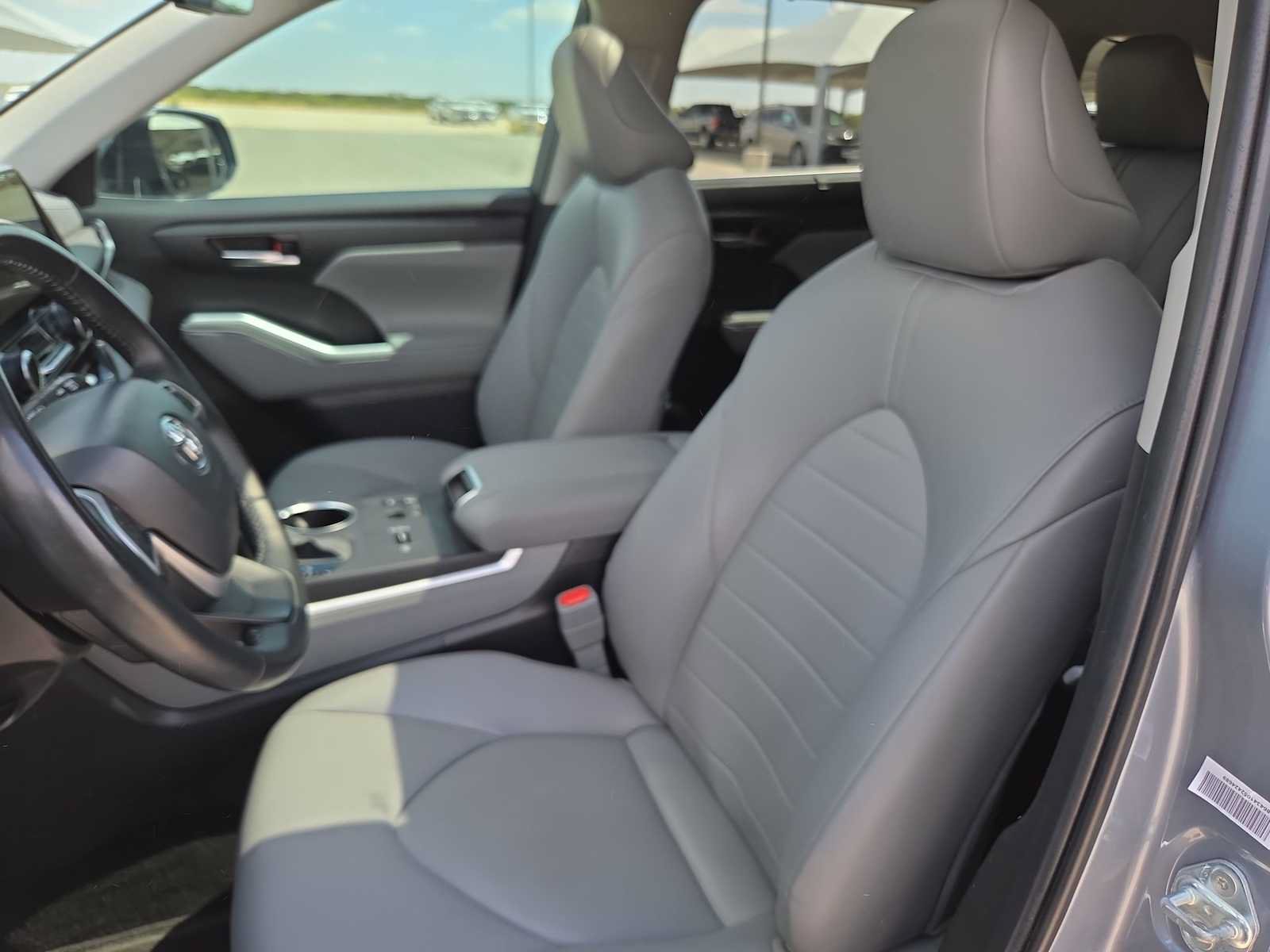 Used 2024 Toyota Highlander XLE FWD image 15