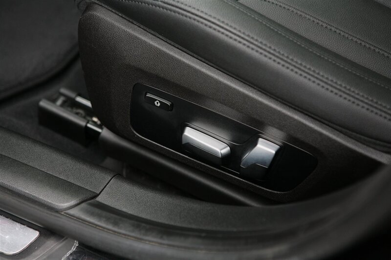 Used 2020 BMW 330i xDrive Sedan w/ Driving Assistance Package AWD/4WD image 11