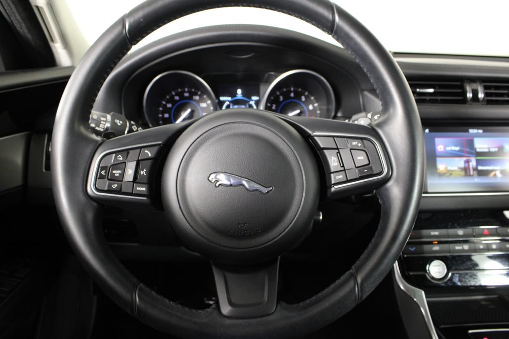 Used 2016 Jaguar XF Premium RWD image 8