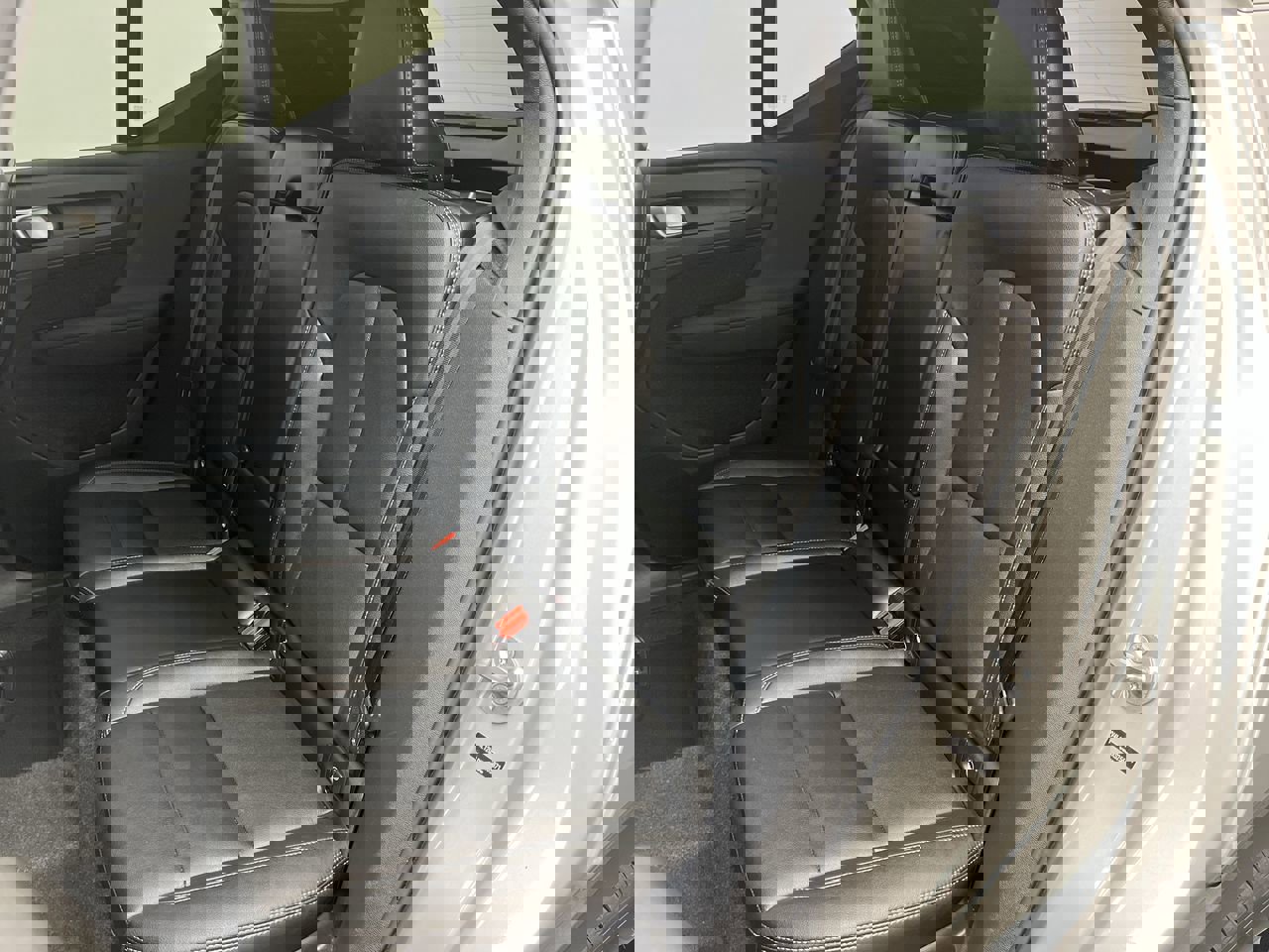 Used 2025 Volvo XC40 B5 Core image 12