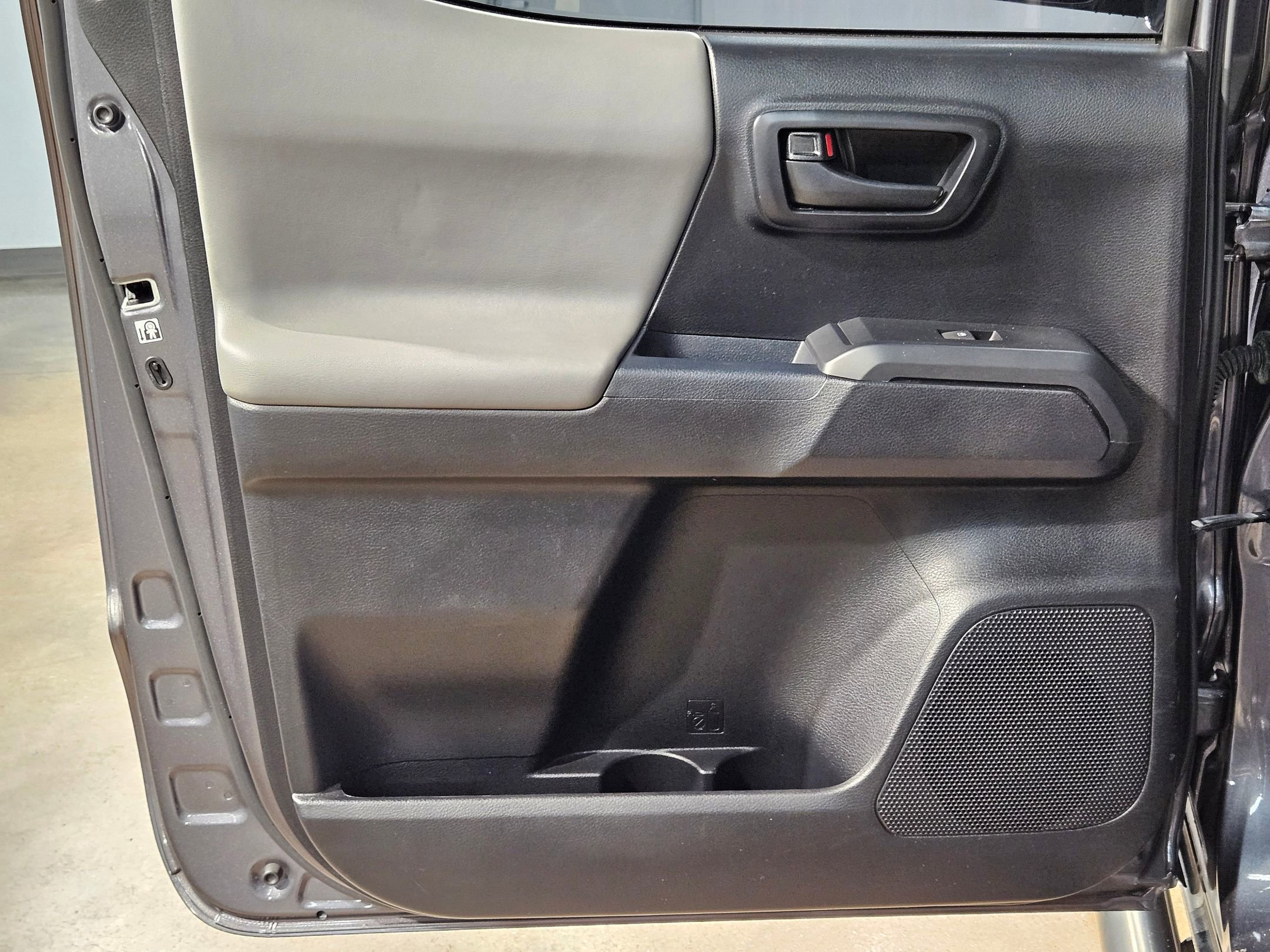Used 2018 Toyota Tacoma SR w/ SR Convenience Package RWD image 32