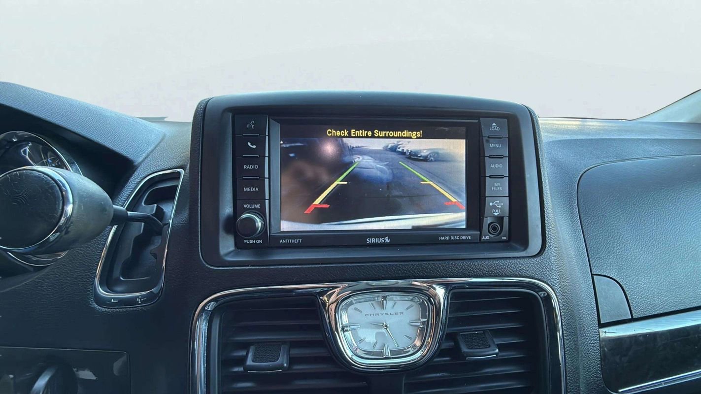 Used 2016 Chrysler Town & Country Touring image 13