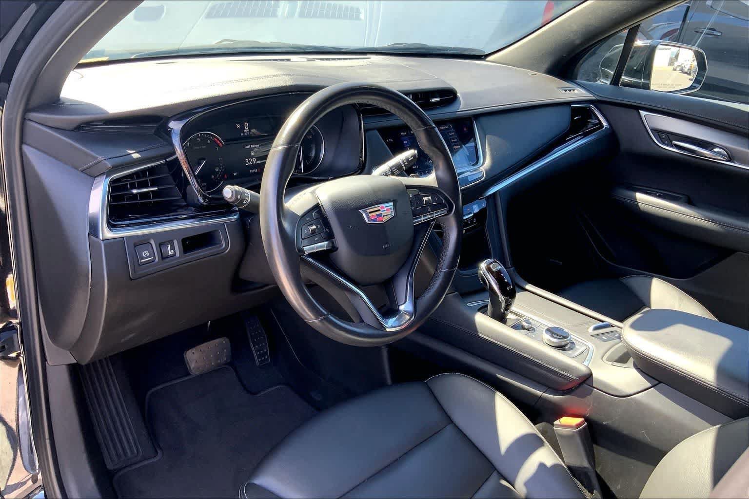 Used 2023 Cadillac XT6 Luxury FWD image 2