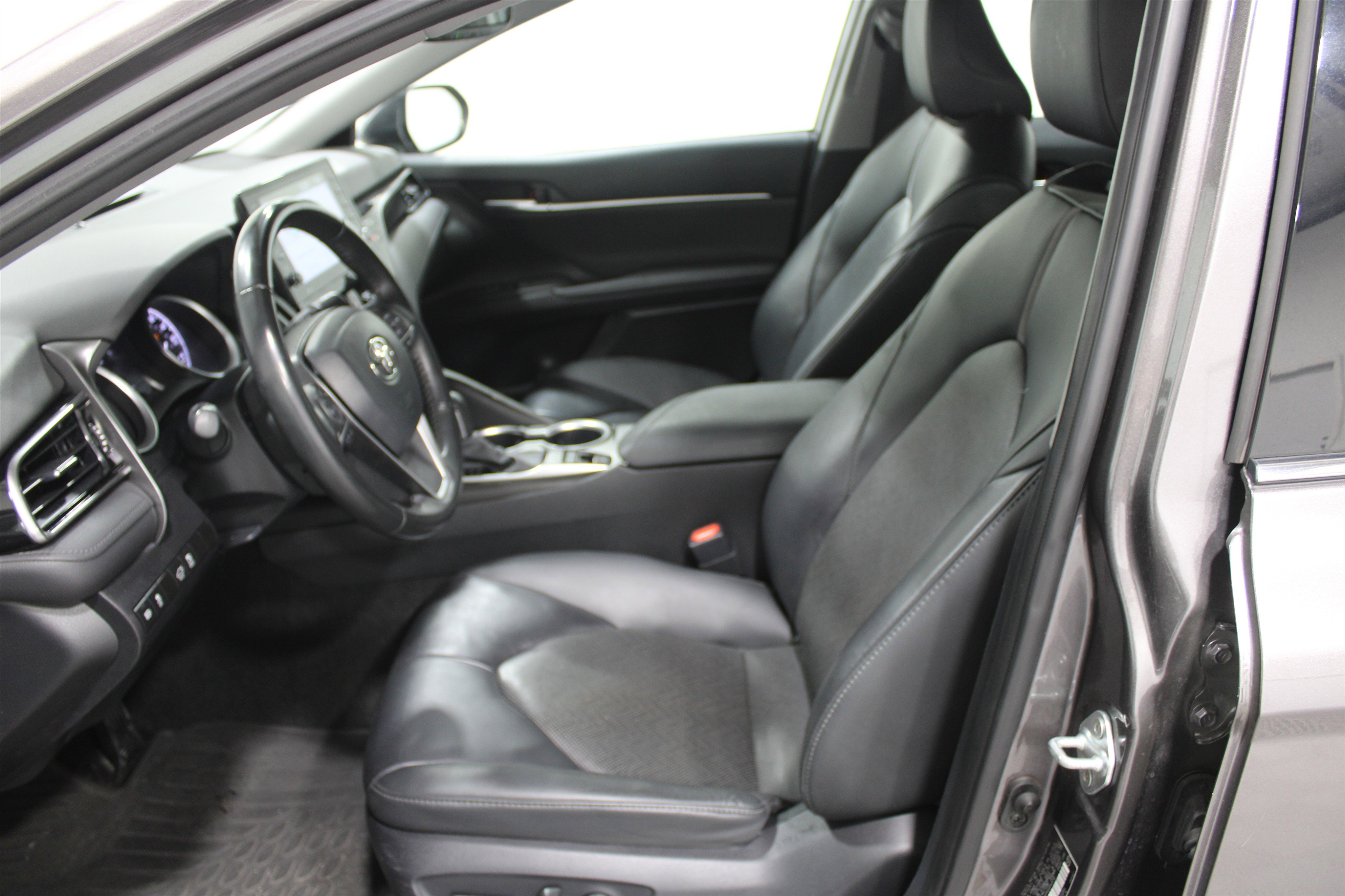 Used 2023 Toyota Camry XLE image 3