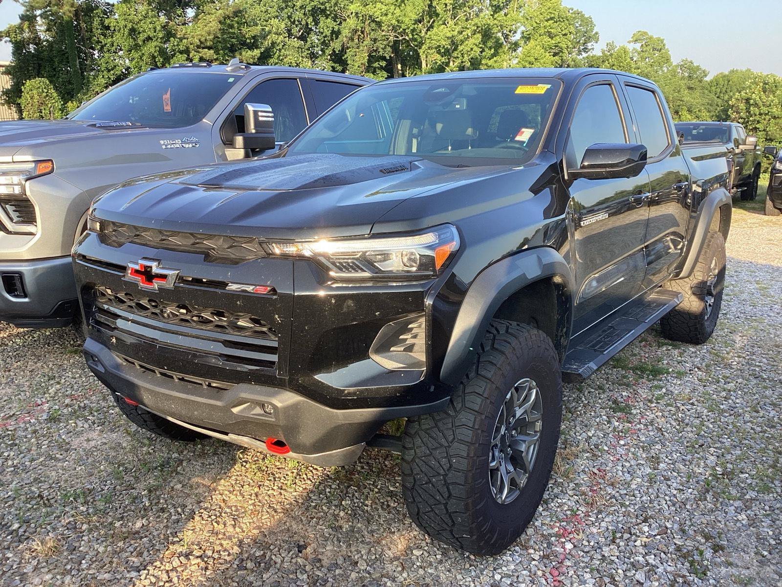 Used 2025 Chevrolet Colorado ZR2 w/ Technology Package AWD/4WD image 2