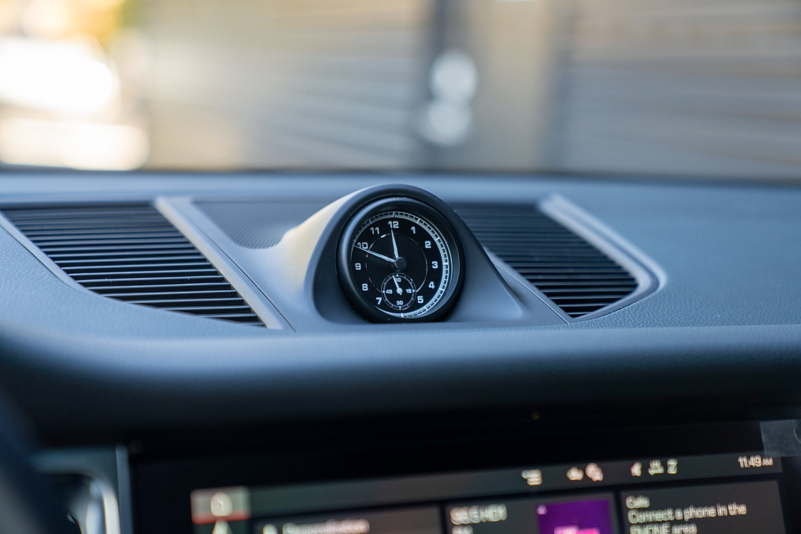 Certified 2025 Porsche Macan image 11