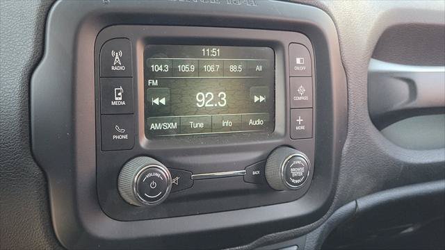 Used 2015 Jeep Renegade Latitude FWD image 25