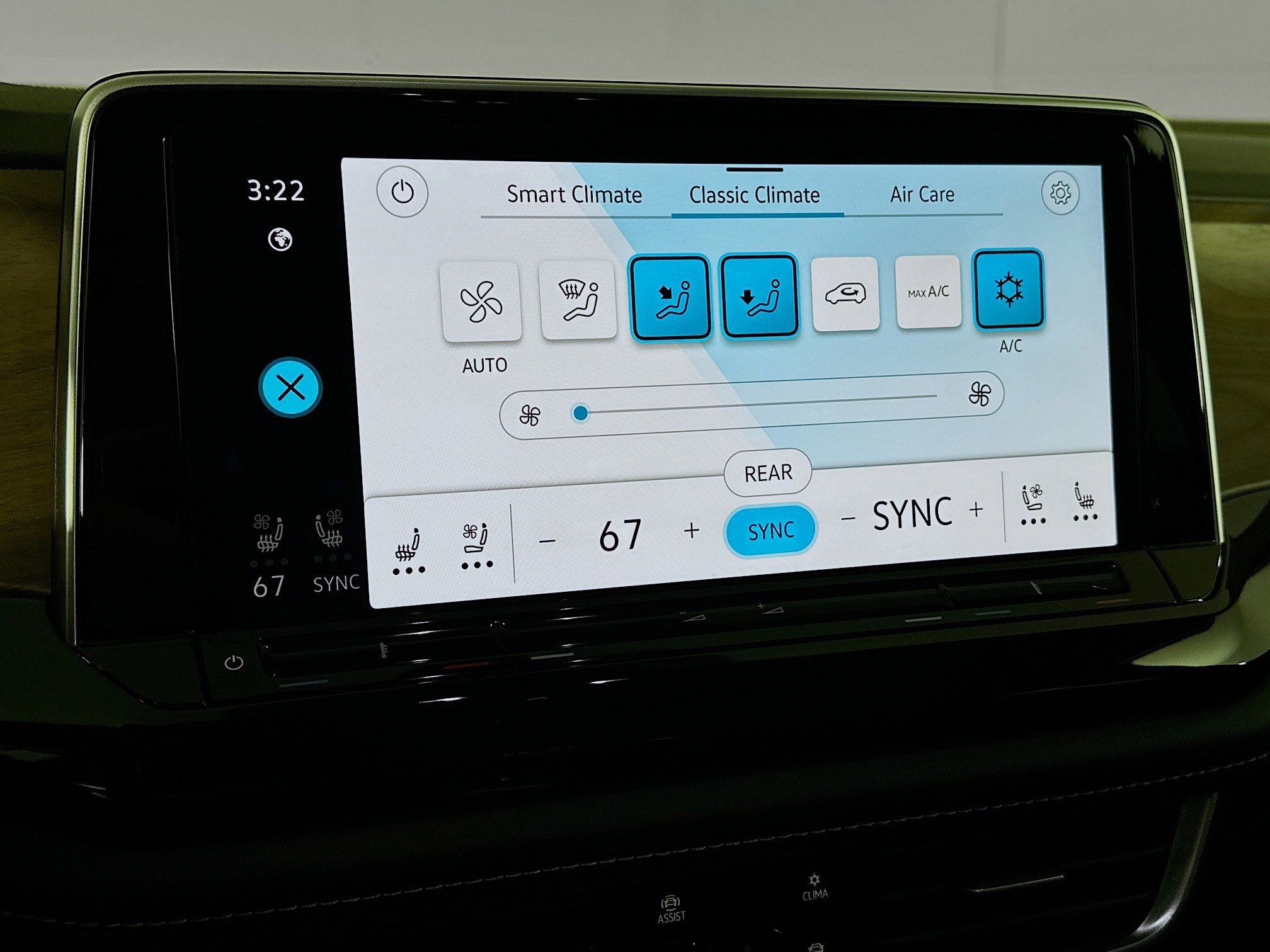 Used 2025 Volkswagen Atlas SE image 23