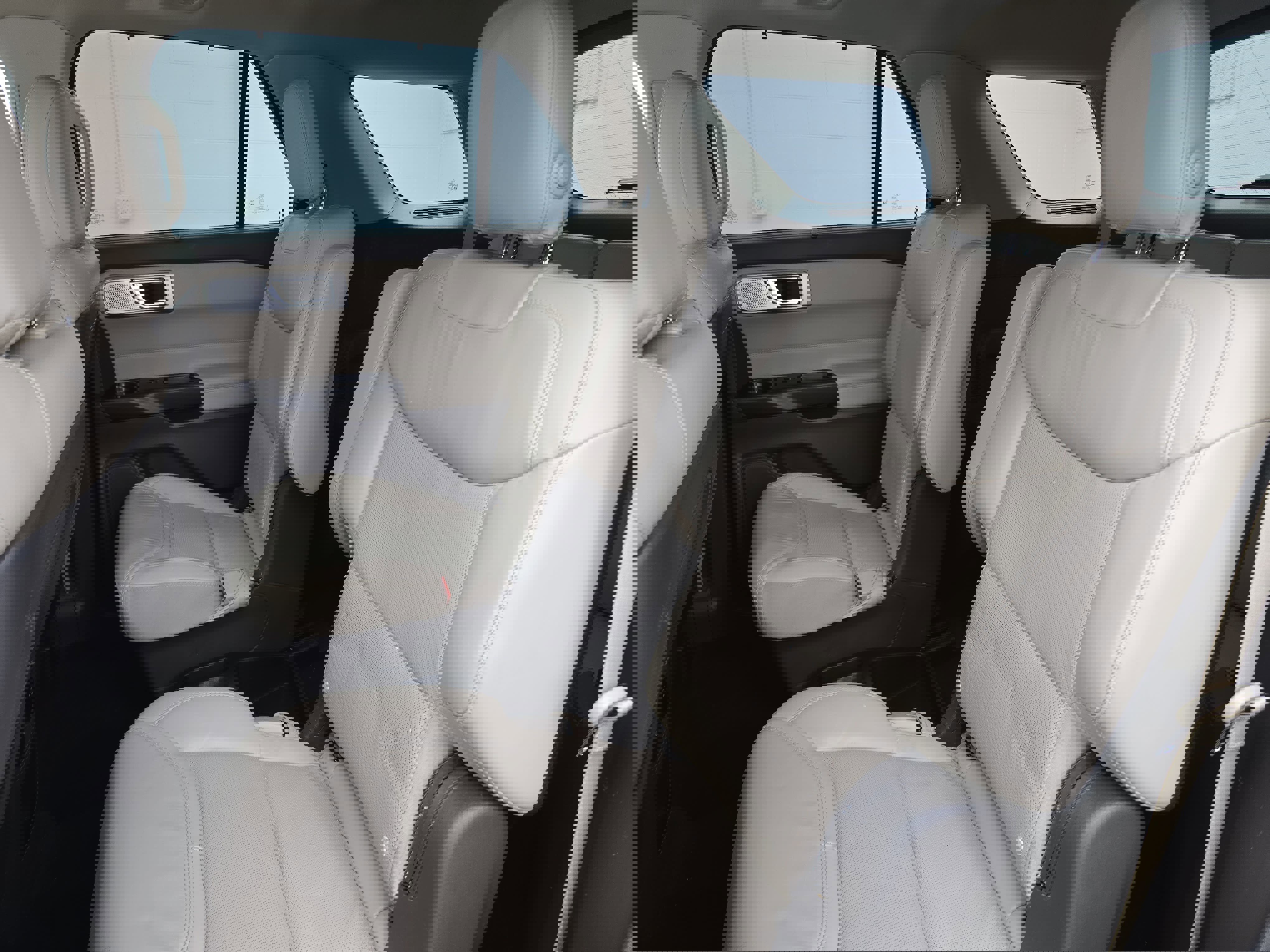 Used 2020 Ford Explorer Platinum w/ Premium Technology Package image 15