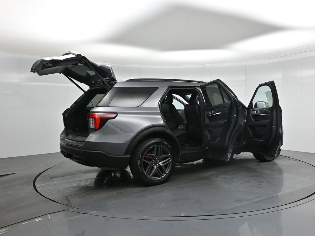 Used 2025 Ford Explorer ST-Line w/ ST-Line Street Pack image 6