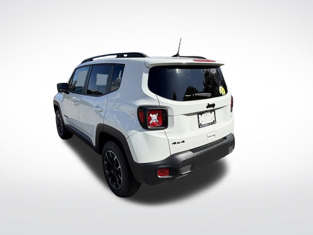 Used 2023 Jeep Renegade Latitude AWD/4WD image 3