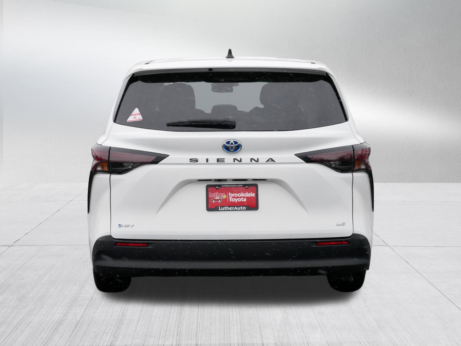 Certified 2025 Toyota Sienna LE image 6